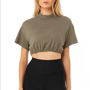 alo kick it crop tee olive  M BNWT